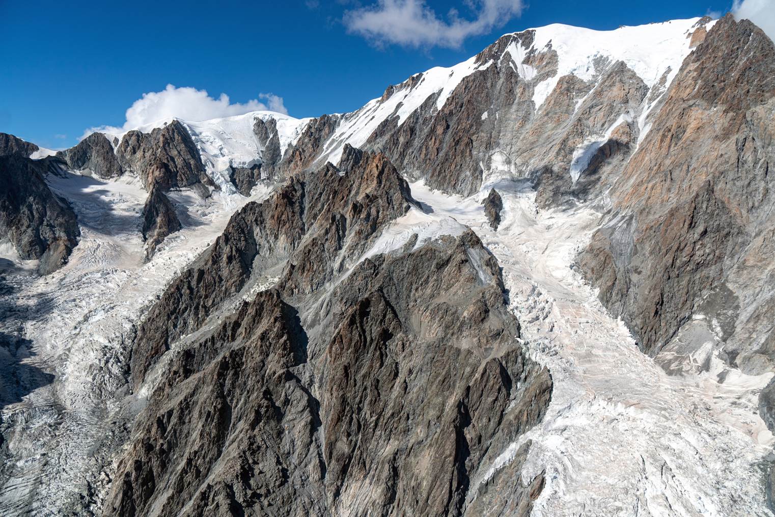 0901 JA 164424 JLS8261 br K1 Mt. Blanc m. Gipfel rechts